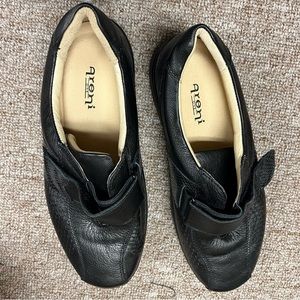 Rand new shoes for women, very comfortable, wide Velcro. Leather. Made in USA